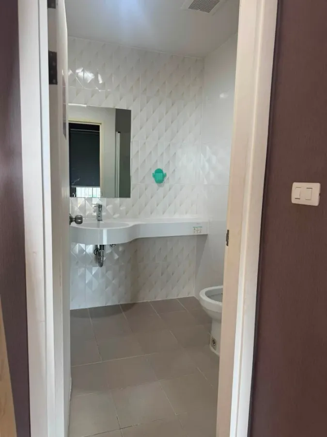 For sale: J Condo Sathorn-Kanlapaphruek, high floor unit with beautiful city views. Bedroom has built-in soundproofing panels for excellent sound insu