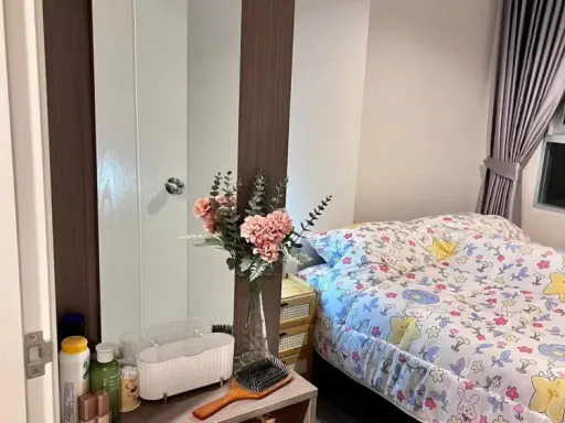 For rent: The Trust Condo @BTS Erawan, 19th floor, high view, great price, don't miss it.