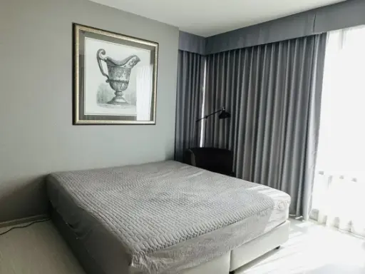 For rent: Rhythm Sukhumvit 42, 20th floor, spacious room, airy, lots of natural light, fully furnished. Hurry, it'll be gone soon.