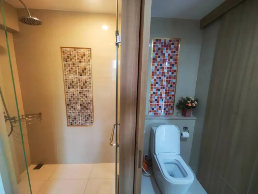 For sale or rent: The Riviera Wong Amat Beach, 4th floor, swimming pool view, fully furnished, ready to move in, reserve now, urgently.