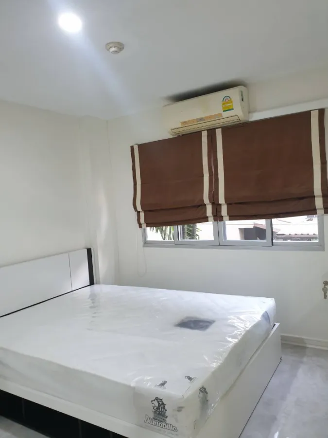 For rent, Lumpini Town, Bodindecha-Ramkhamhaeng, 2nd floor, newly decorated room, granite floor All new furniture, book now.