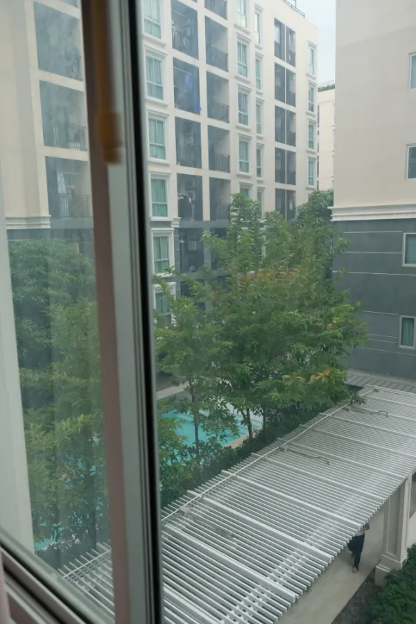 For sale or rent: Plum Condo Mix Chaengwattana, corner room, pool view, bedroom has windows on 2 sides, very worth booking.