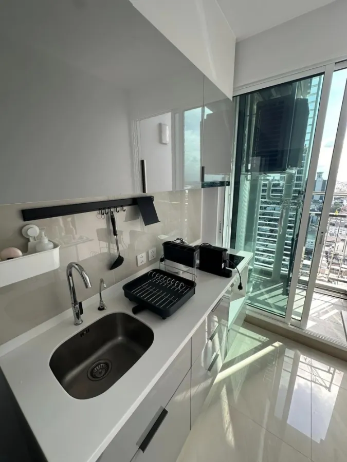 For rent: Supalai Premier Si Phraya-Samyan, high floor, great atmosphere, fully furnished, sofa bed, very comfortable, book now.