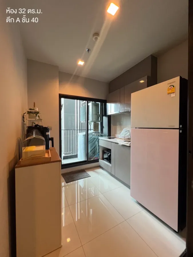 For sale: Life Asoke-Rama 9, 40th floor, very high, great city view, fully furnished, move in now, don't hesitate.