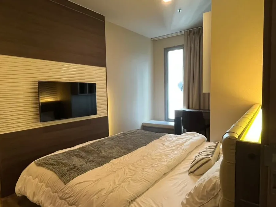 For rent: Ceil By Sansiri Ekkamai. Beautifully decorated with built-in furniture throughout, and fully equipped with electrical appliances. Book now!
