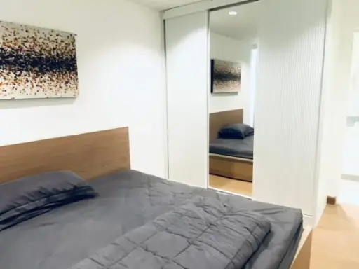 For rent, Plus 38 Hip, a room decorated simply but looks good and complete. The room is bright, clean and very neat. Hurry and reserve now.