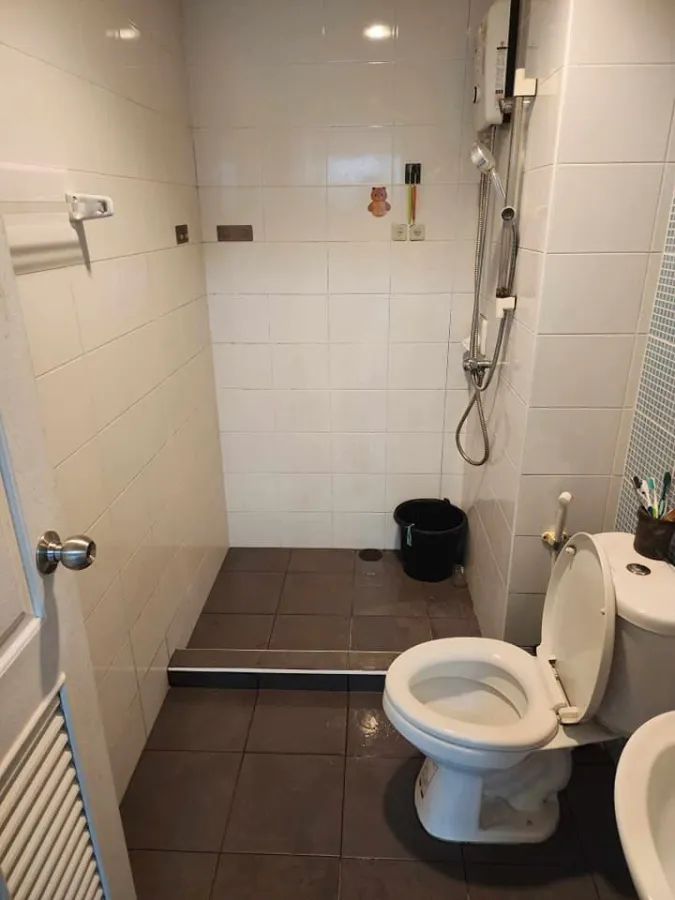For rent: The Kit Lam Luk Ka, Khlong 2, 1st floor, with trees behind the room, shady, very close to nature, don't miss it.