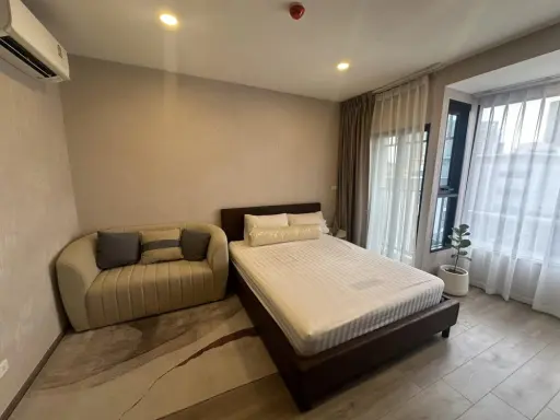 Condo for rent, Soho Bangkok Ratchada, 5th floor, separate room, fully furnished, first come first served.