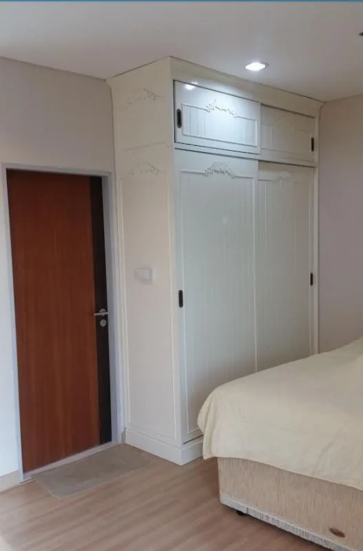 Selling Studio Intro Paholyothin-Pradipat Decorated with built-in furniture + electrical appliances in the whole room. If interested, hurry up.