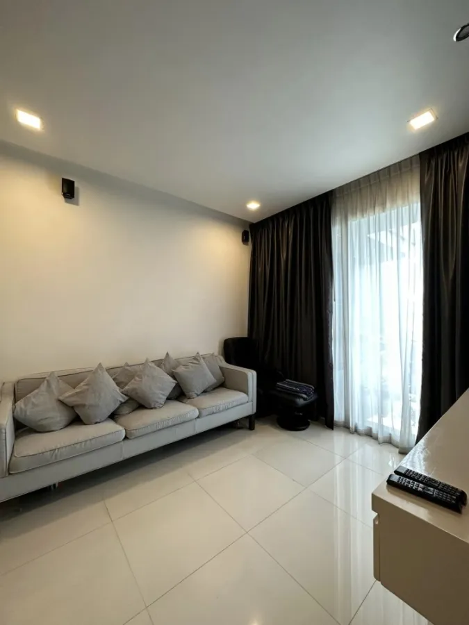 ขาย Apus condo พัทยากลาง ห้องแต่งสไตส์เรียบง่าย น่าอยู่ พร้อมโซฟาขนาดใหญ่น่านั่งนุ่มๆ จองด่วนจ้า