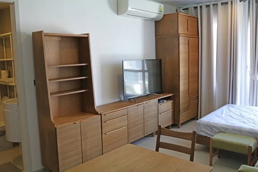 For sale: Rhythm Asoke 2, 14th floor, comes with furniture and electrical appliances. Interested in owning one? Hurry and reserve now. Don't wait.