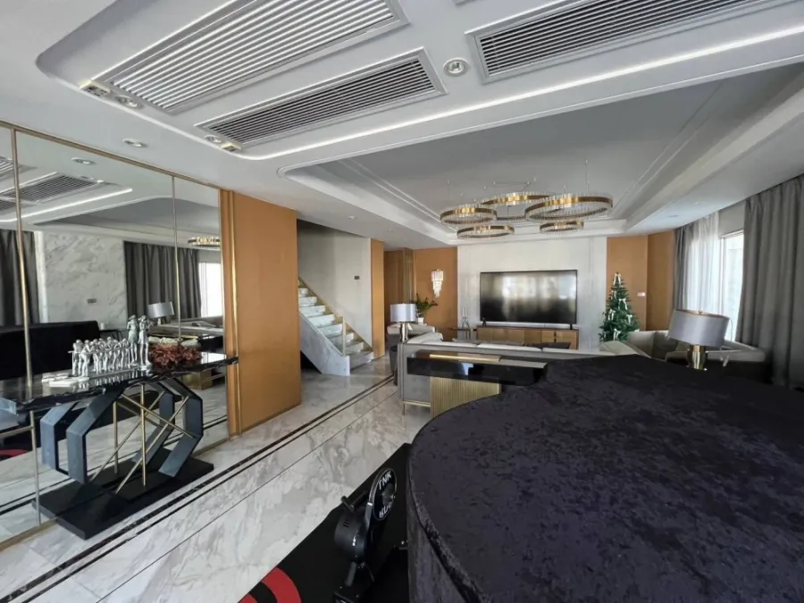 For sale: Le Raffine Sukhumvit 24, very large room with private swimming pool, home-like atmosphere, buy and move in immediately.