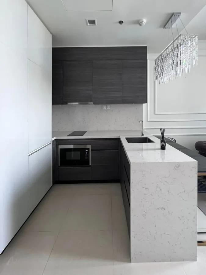 Condo for sale, The Esse Asoke, with a balcony, fully furnished, beautiful room, near the BTS, can't miss it.