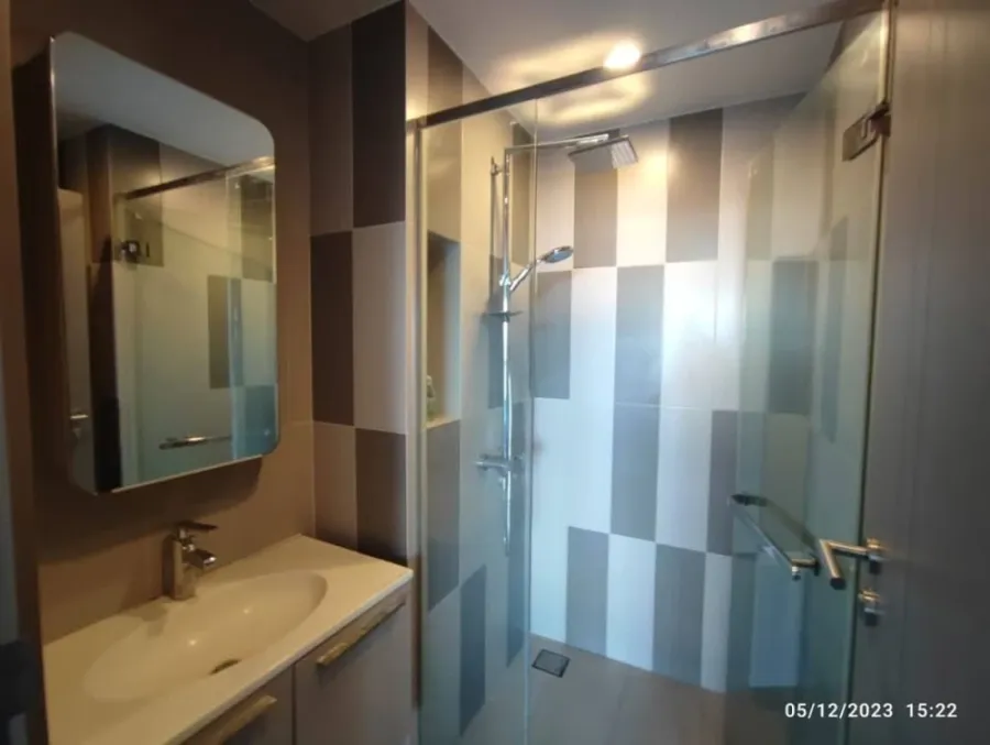 For rent: Teal Sathorn - Taksin, high floor, good view, spacious room with usable space. Just carry one bag and move in.