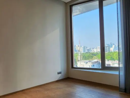 Saladaeng One for sale, spacious room There's a lot of usable space. The view of the garden is shady and pleasing to the eye. Don't miss it.