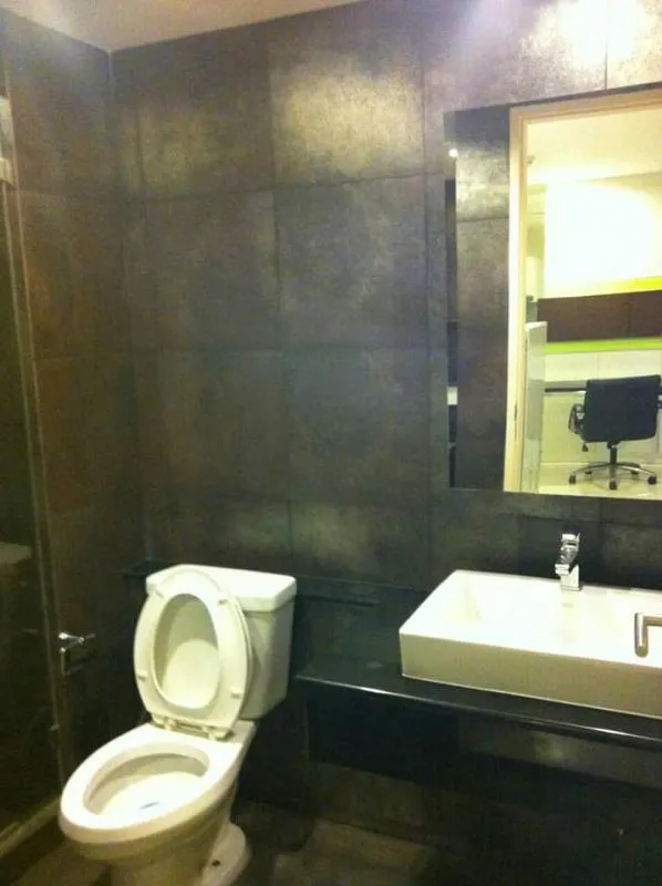 For rent voque sukhumvit 16 fully furnished Private washing machine, not hot room, cheap rental price, ready to move in.
