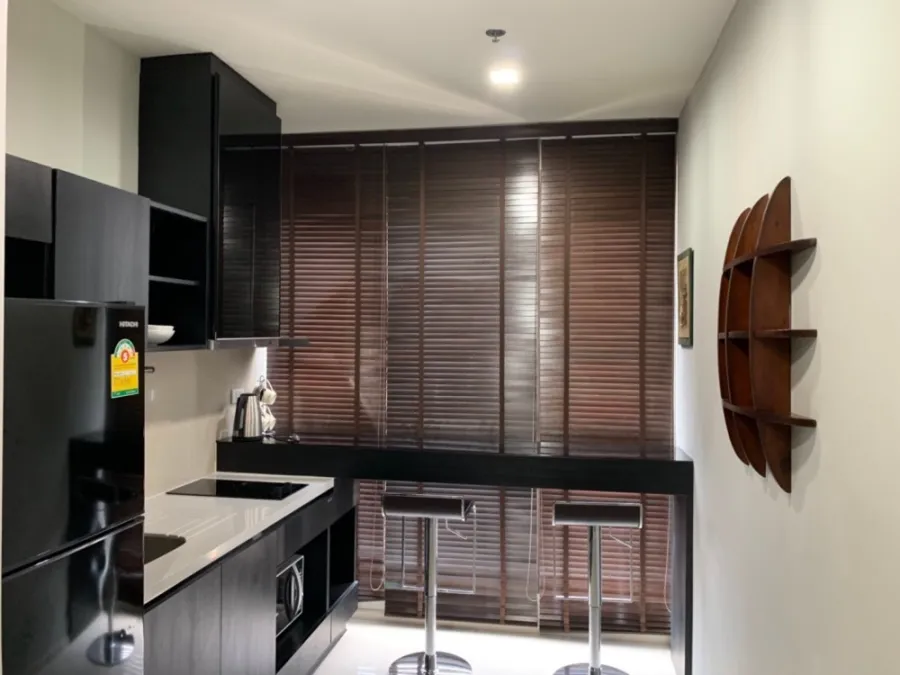 Condo for rent, Rhythm Sukhumvit 44/1, high floor, good view, complete with furniture and electrical appliances.