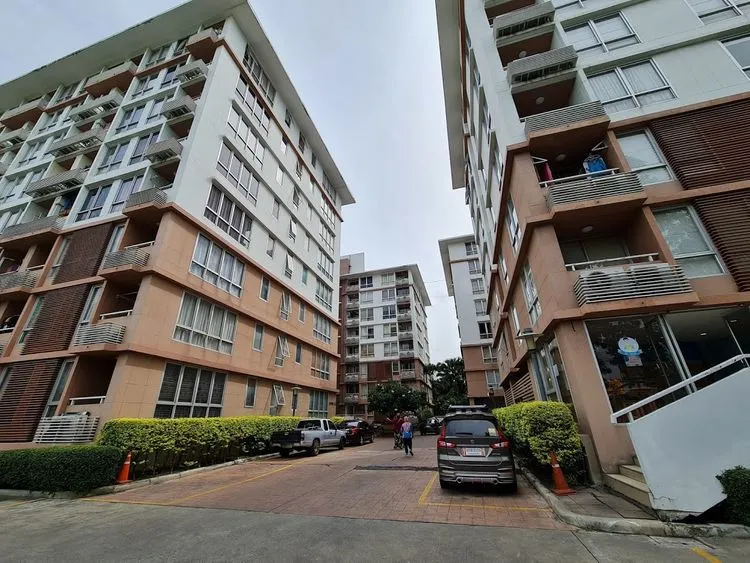 Selling Prima Srinakarin condo, 8th floor, city and BTS view, bright and airy atmosphere. Book now!