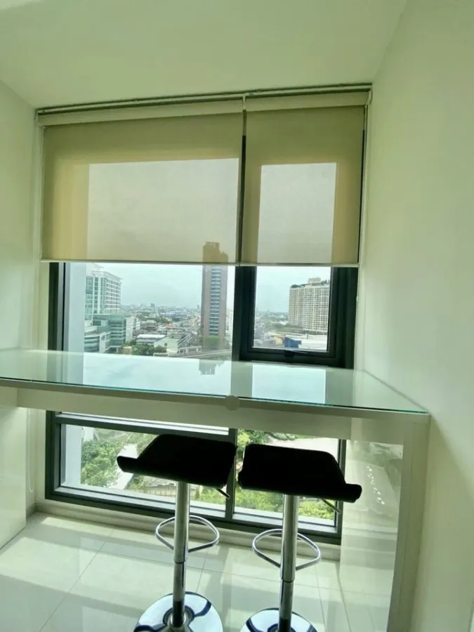 For rent: RHYTHM Sukhumvit 42, spacious room. There's usable space and the price isn't too high. Let me tell you, you can't miss it.