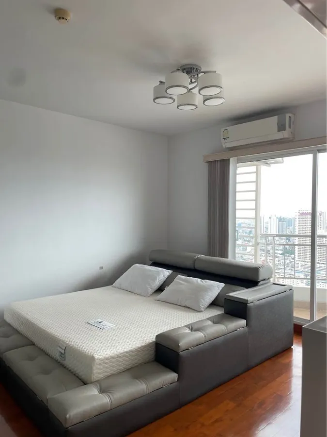 For rent: Supalai River Resort, 41st floor, highest floor, next to the Chao Phraya River, Sathorn city view, magnificent view, must book.