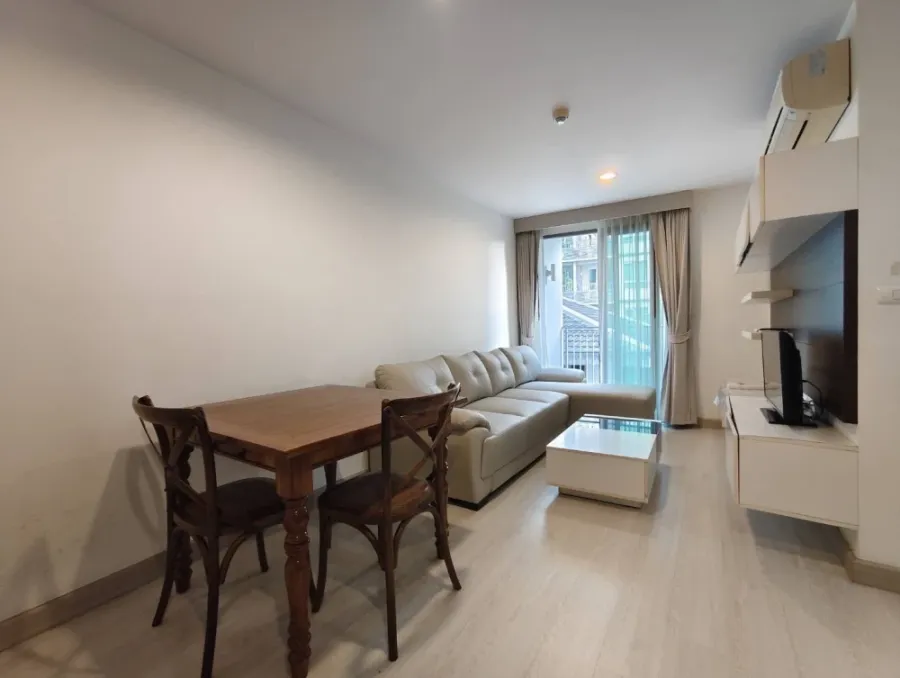 Silk Sanam Pao condo for rent. Spacious and comfortable room with complete furniture and appliances. Ready to move in! Book now!