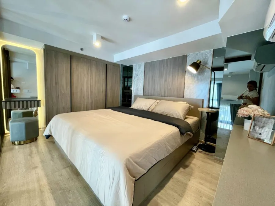 For rent Ideo Rama 9 - Asoke, high floor, duplex style room. Great built-in furniture If you don't reserve, you'll miss a lot.