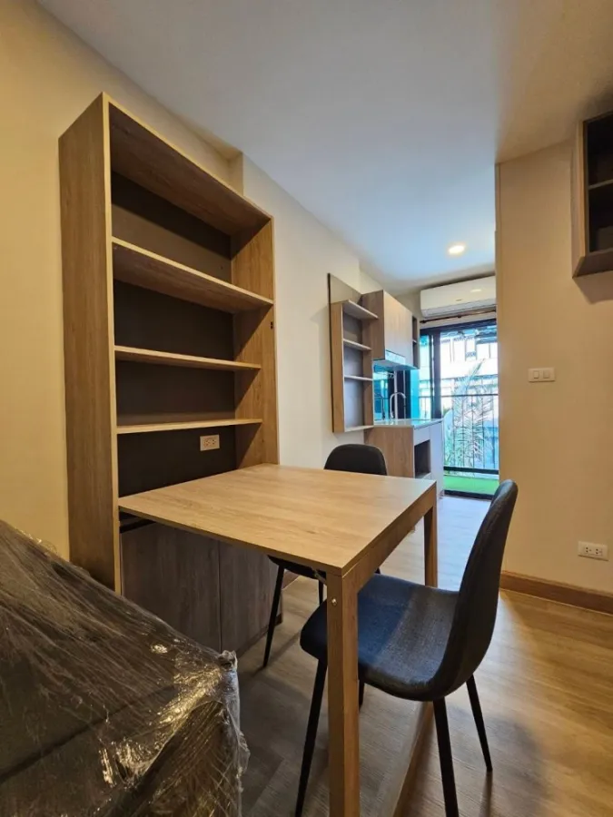 For rent: The Independent Condo Amata, swimming pool view, 3rd floor, fully furnished. Reserve first and stay first.