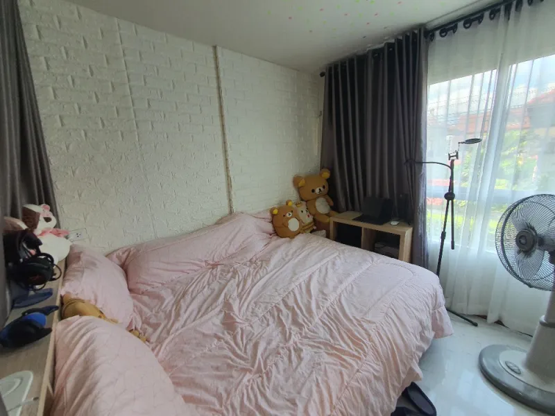ขาย คอนโด ดีคอนโด รัตนาธิเบศร์ ห้องตกแต่งใหม่ พื้นปูกระเบื้องหินอ่อนสีขาว สวย น่าอยู่สุดๆ
