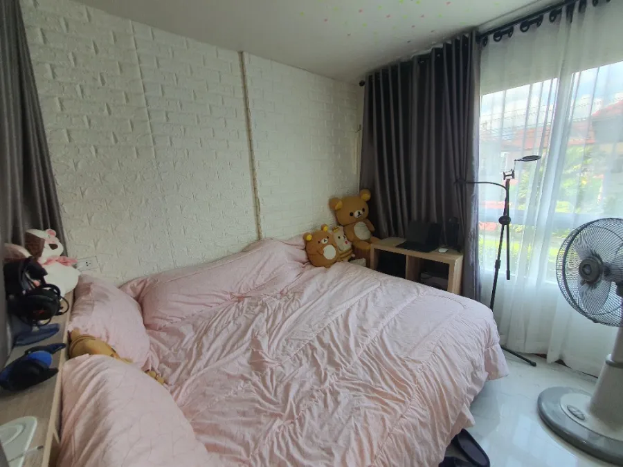 ขาย คอนโด ดีคอนโด รัตนาธิเบศร์ ห้องตกแต่งใหม่ พื้นปูกระเบื้องหินอ่อนสีขาว สวย น่าอยู่สุดๆ