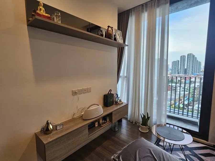 For sale rent Whizdom Essence, spacious space, comfortable living. The room is divided into proportions. A great location that you shouldn't miss.
