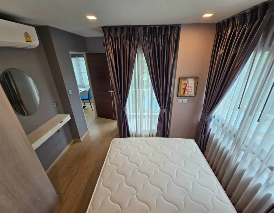 For sale, for rent, Winn Condo Phahon Yothin 52, quiet corner room, with awesome wallpaper throughout the room, very worth booking.