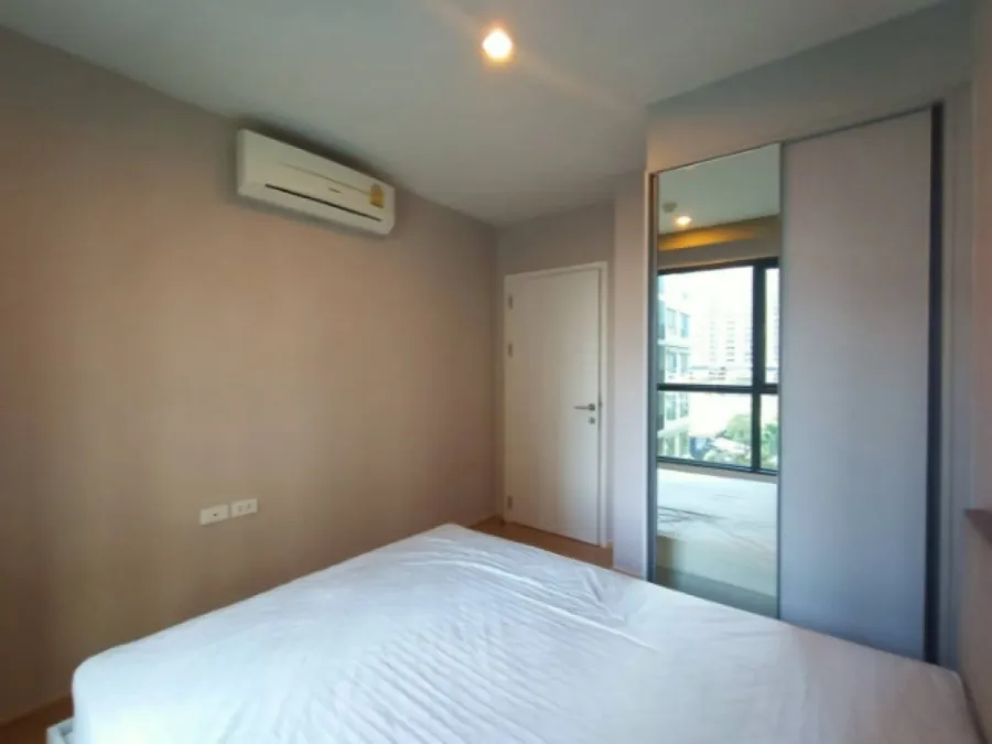 Selling The Base Chaengwattana, this room is very nice, pool view, comes with full facilities. Hurry up and own it.