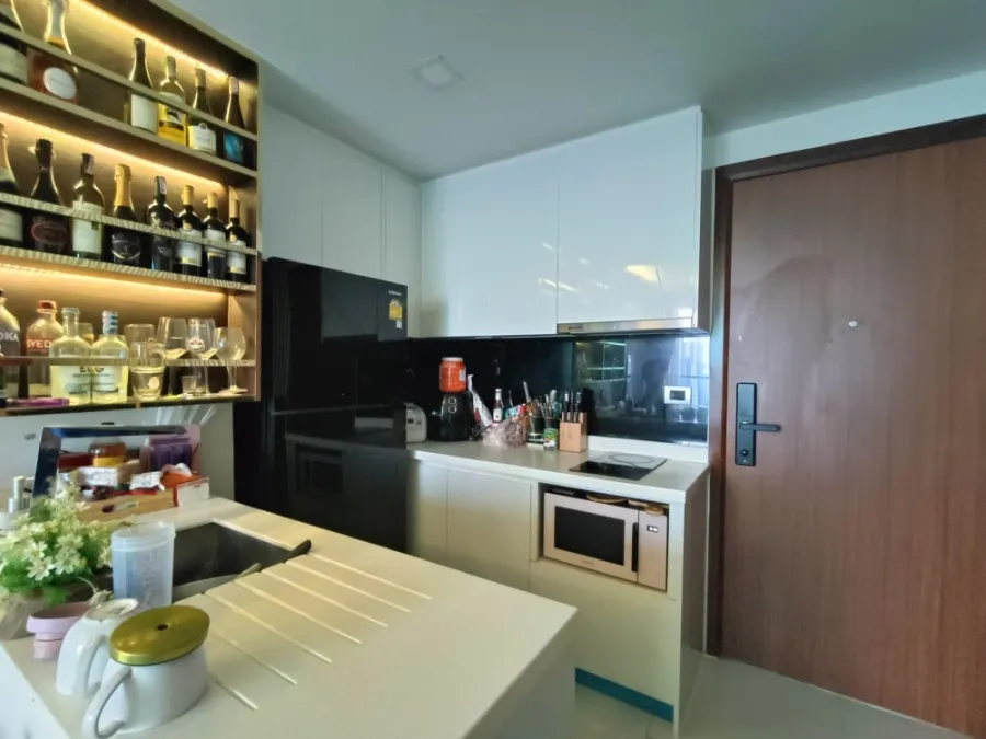 For sale: The Peak Tower Pattaya (South Pattaya). Corner room, private, breeze coming in all the time, with sea view. Reserve quickly.