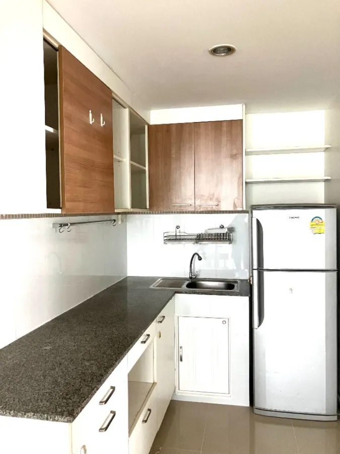 For rent, The Iris Rama 9-Srinakarin, 2 bedrooms, 4th floor, corner room, fully furnished, ready to move in, book now, hurry up.