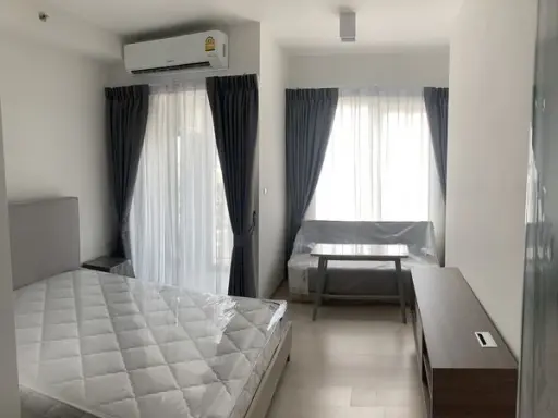 For sale: Chapter One ECO Ratchada-Huai Khwang Type STUDIO, corner room, very private. Whether you want to invest or stay yourself, it's worth it. Boo
