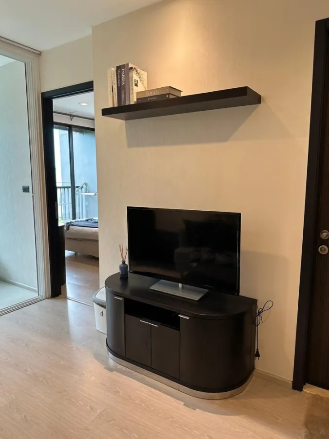 ให้เช่า คอนโด Rhythm สุขุมวิท 44/1 ชั้น 6 ระเบียงวิวสวนส่วนกลาง ตกแต่งพร้อม หอ้วกระเป่ามาได้เลยจ้า