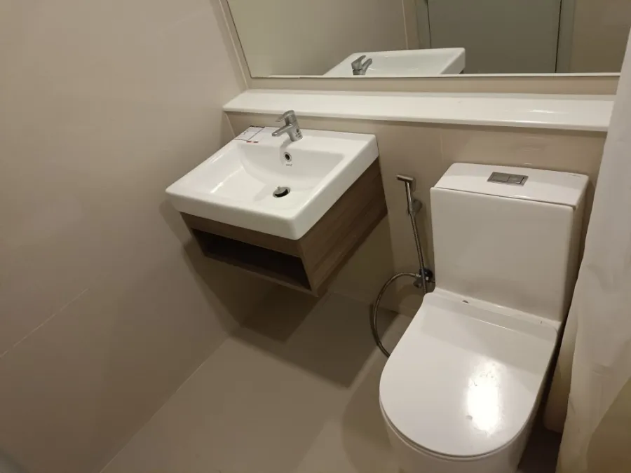 For Sale rent, Aspire Asoke-Ratchada, Building D, 8th floor, spacious room, double bed, very comfortable bed. Not booking is a big mistake.