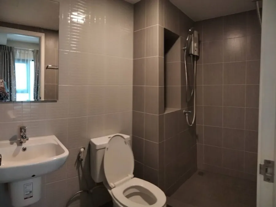 Condo for rent, Kensington Sukhumvit-Thepharak, 36th floor, amazing city view. Install wallpaper in the entire room. Hurry and reserve it.