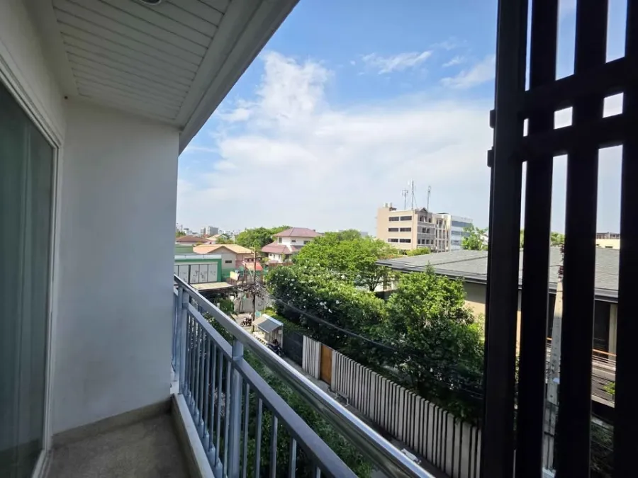 Selling ready-to-move-in condos at Grene Suthisarn. Spacious and comfortable. Book now!