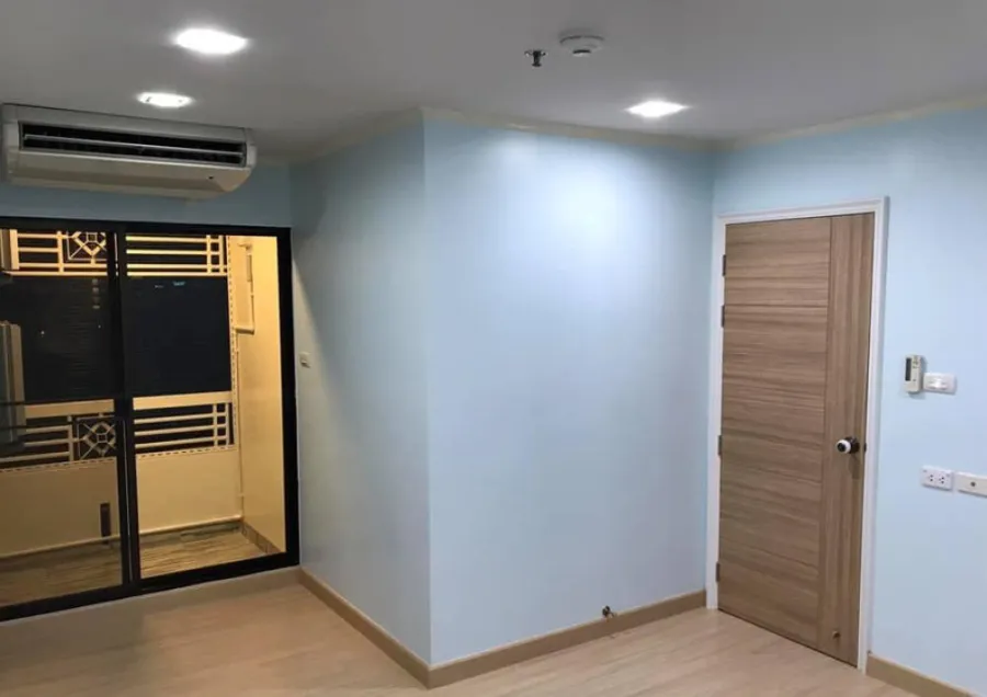 Sale Lumpini Ville Phahon-Sutthisan bedroom with good laminate flooring. Plus, the room has a good view, no building blocking it. If interested, reser