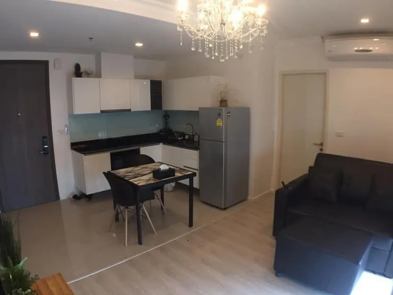 Whoever likes privacy must be in this room! For rent Quinn Condominium, corner room next to no one, fast, slow!