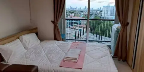 ให้เช่า อัสสกาญจน์เพลส ศรีนครินทร์ ห้อง Studio วิวรถไฟฟ้าสายสีเหลือง เฟอร์นิเจอร์+เครื่องใช้ไฟฟ้าครบ แค่หิ้วกระเป๋าเข้าอยู่ได้เลย