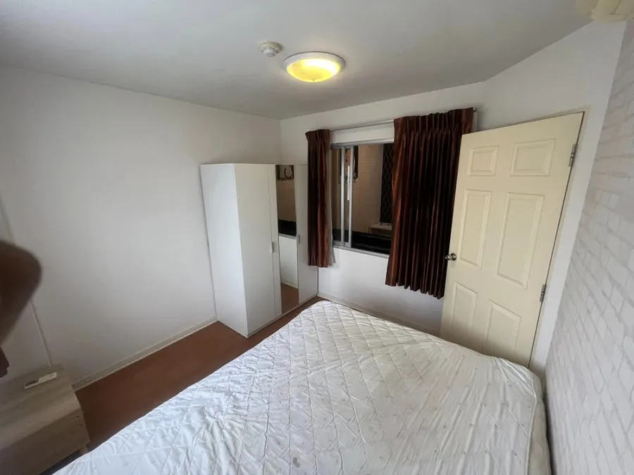 For rent Lumpini Town Bodindecha-Ramkhamhaeng. Install wallpaper throughout the room. Plus all electrical appliances. If interested, reserve quickly.
