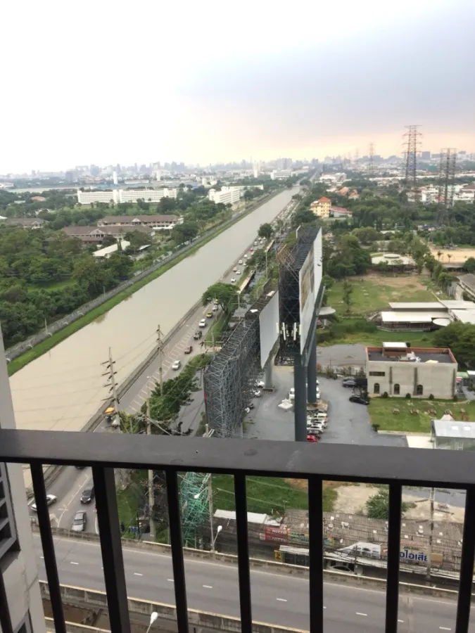 Sale Greene Condo Chaengwattana, bathroom, fully furnished, electrical appliances are ready. Get a view of Chaeng Watthana Road. Must reserve.