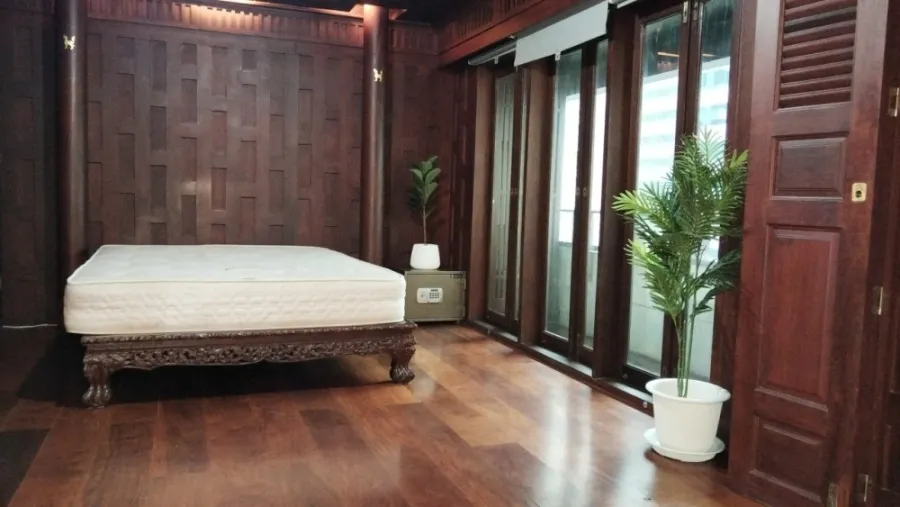 Condo for rent, The Royal Place 2, decorated in Thai house style. Lots of usable space Suitable for relaxation