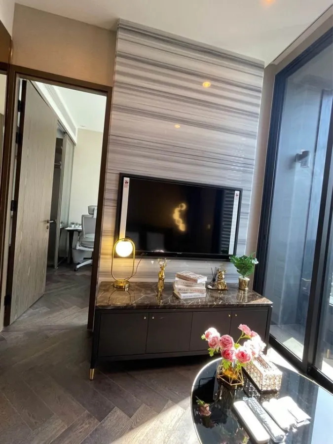 For rent: The Esse Sukhumvit 36, very nice room. Good furniture, great price, reserve first and get in first.