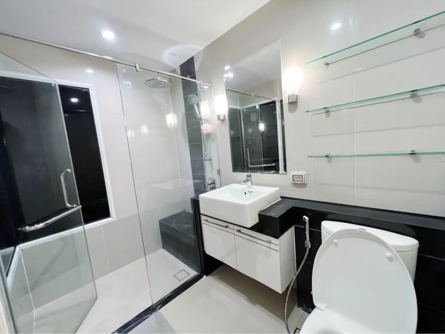 For sale, for rent!! Condo Supalai Premier @ Asoke, clean white tone room. All free gifts in one place. Book now!!