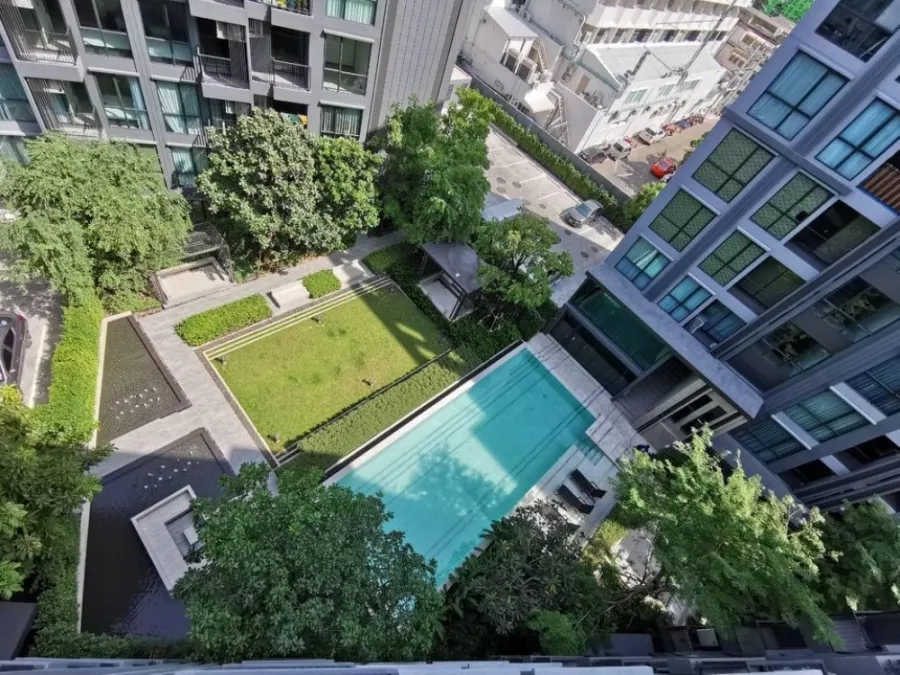 Condo for rent, Premio Quinto, ready to move in. Very big sofa. Get a high angle view of the pool. Book now.