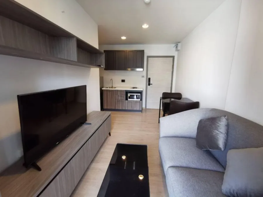 Condo for rent, Premio Quinto, ready to move in. Very big sofa. Get a high angle view of the pool. Book now.