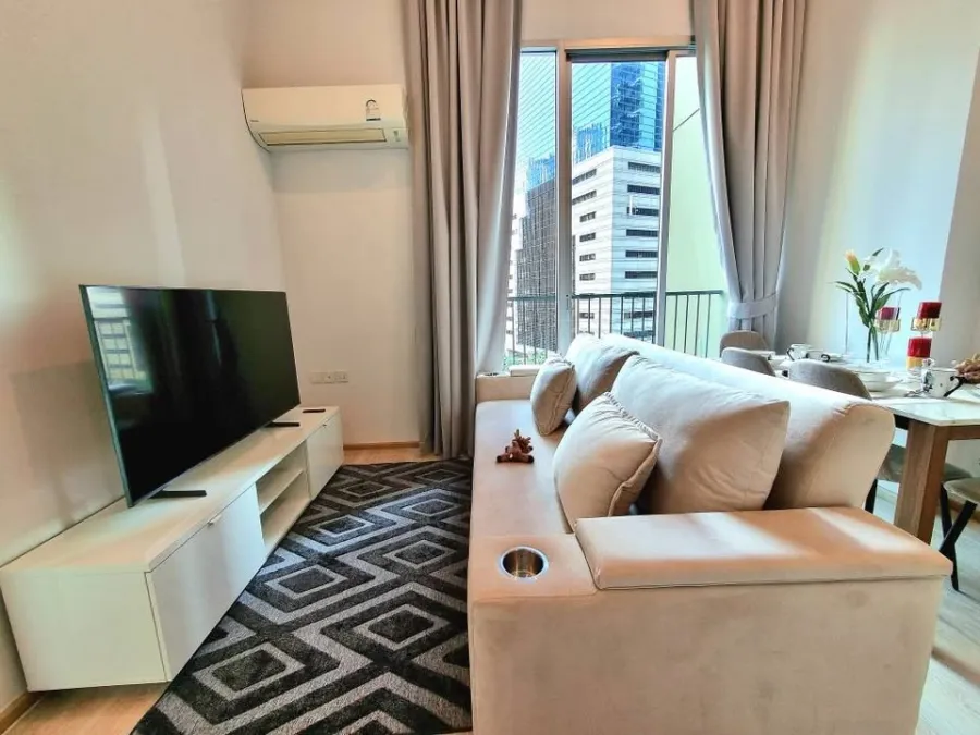 For sale or rent Noble Revolve Ratchada 2, corner room has a lot of privacy, 4 meter high ceiling, doesn't feel cramped. You can reserve it now.